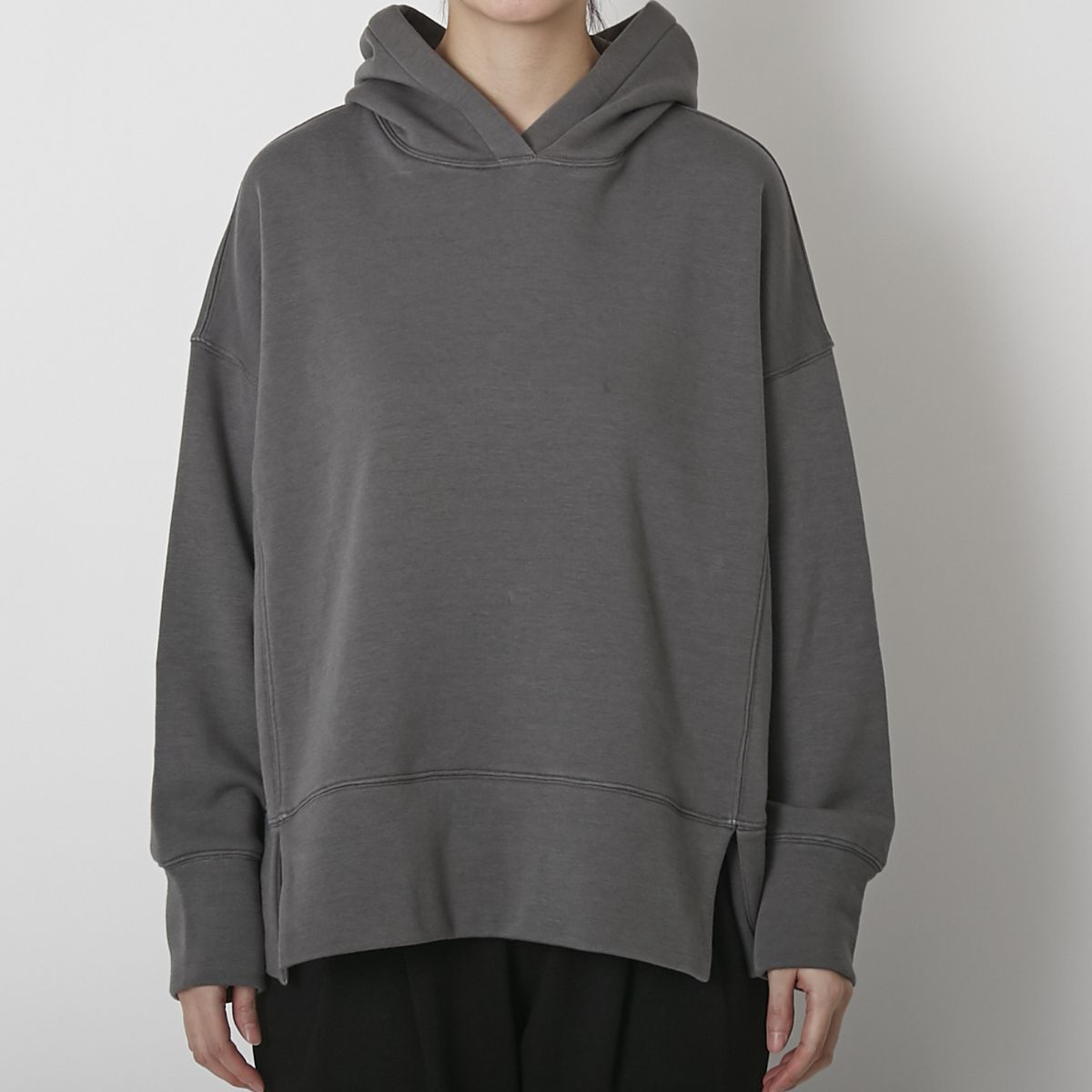 チャコールグレー