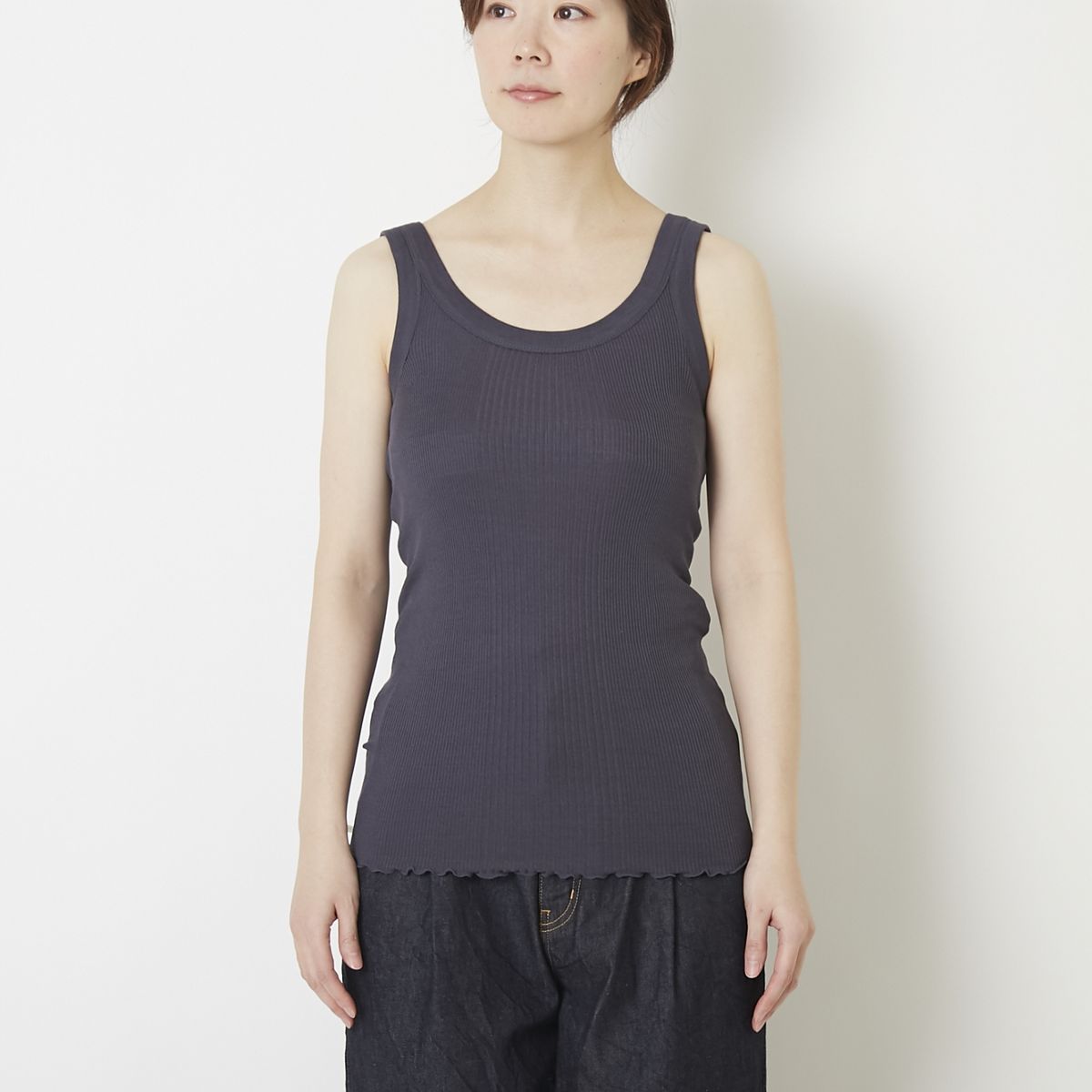 チャコールグレー