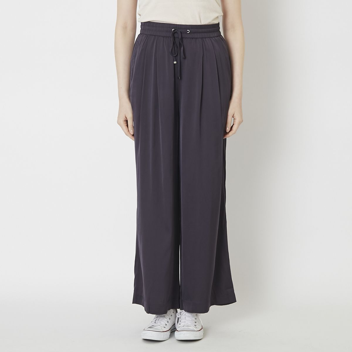 チャコールグレー