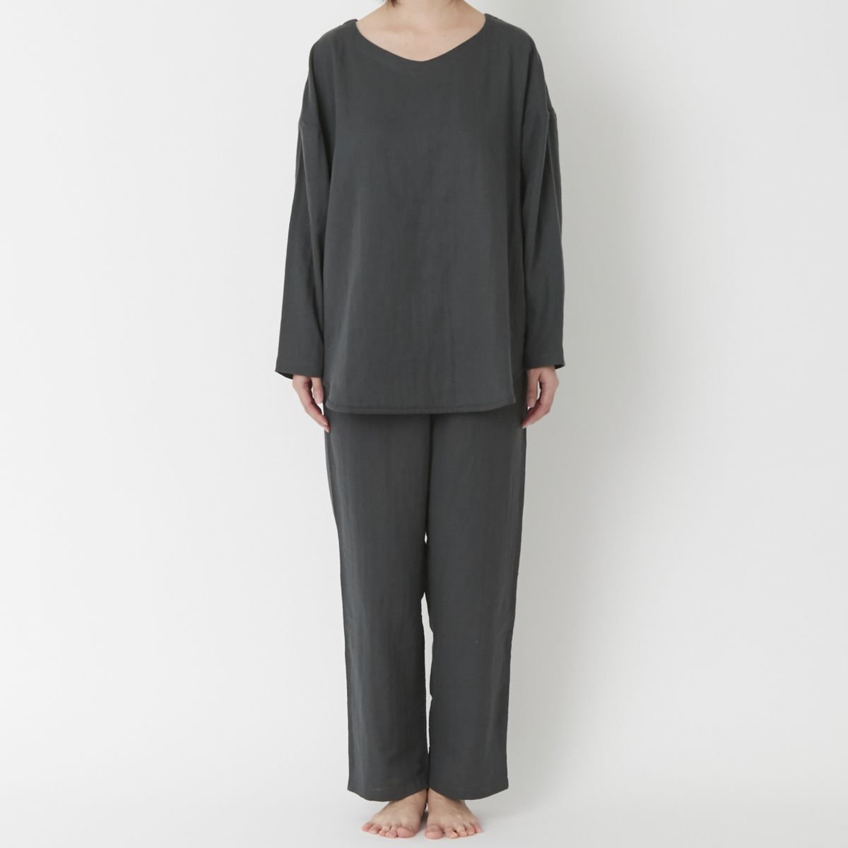 チャコールグレー