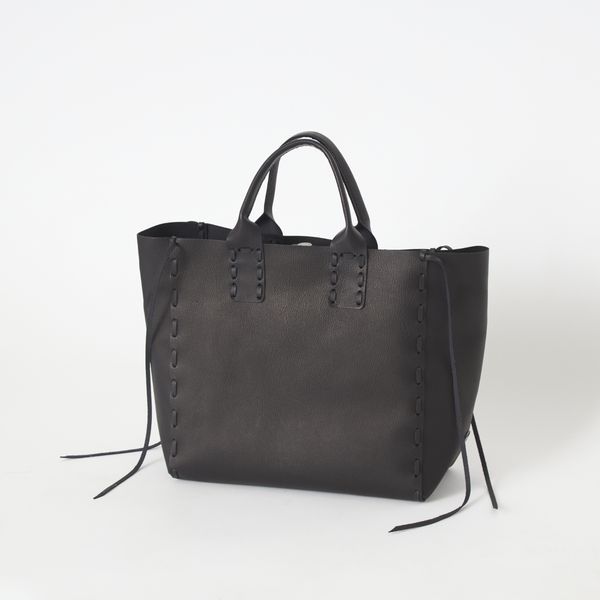 POMTATA/SAKU TOTE -オンオフ問わず使える、シンプルかつデザイン性の
