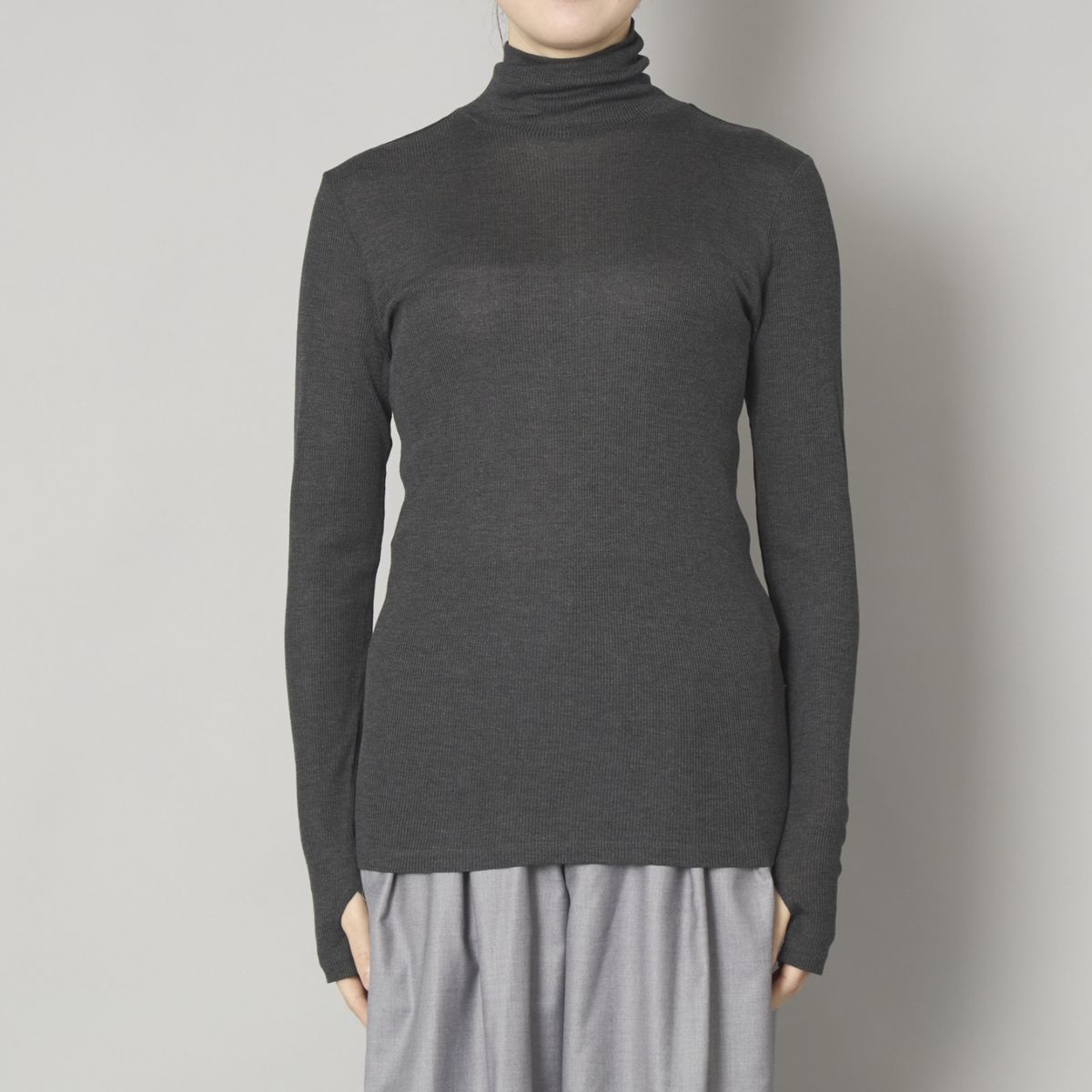 チャコールグレー