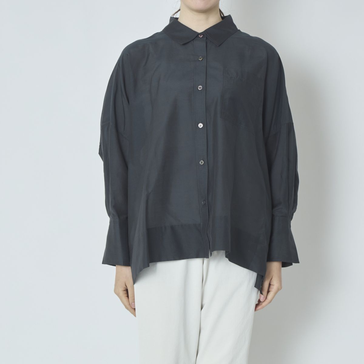 チャコールグレー