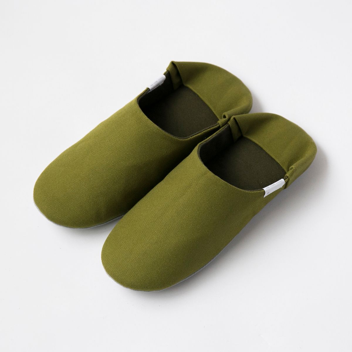 オリーブグリーン