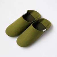 オリーブグリーン