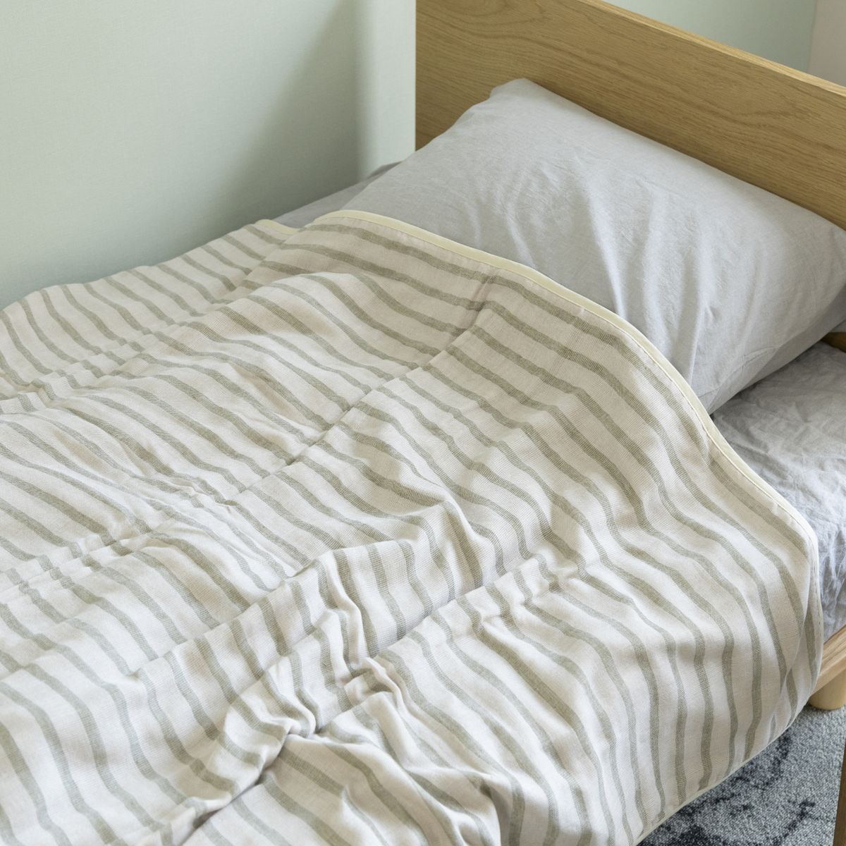 オリーブグリーン