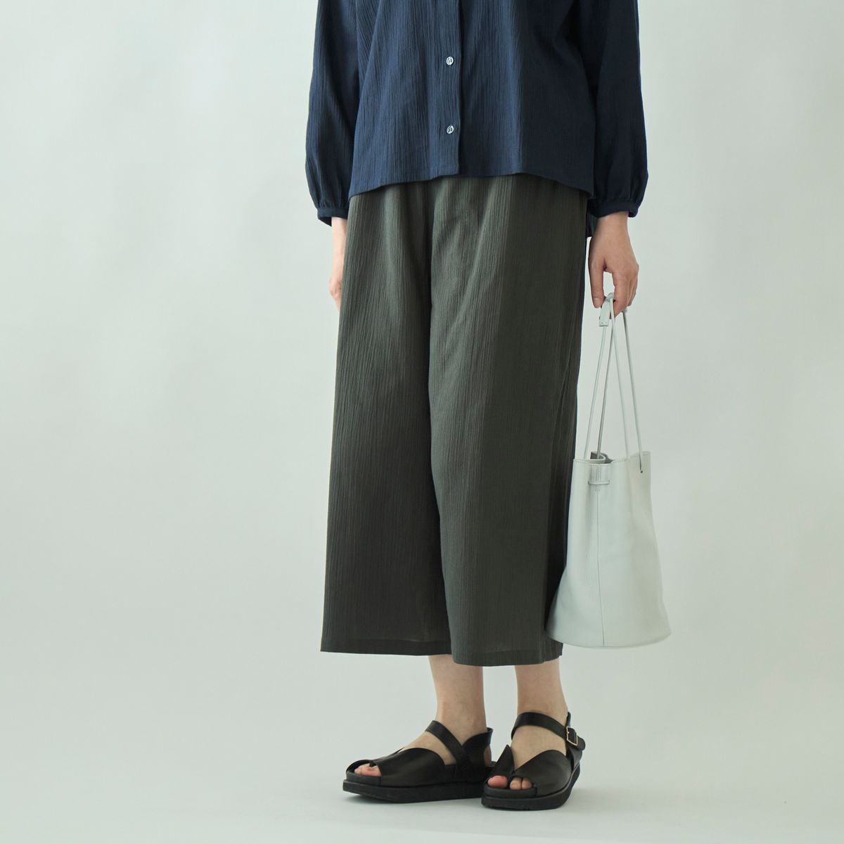 チャコールグレー