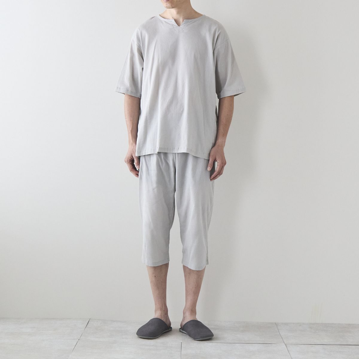 ライトグレー
