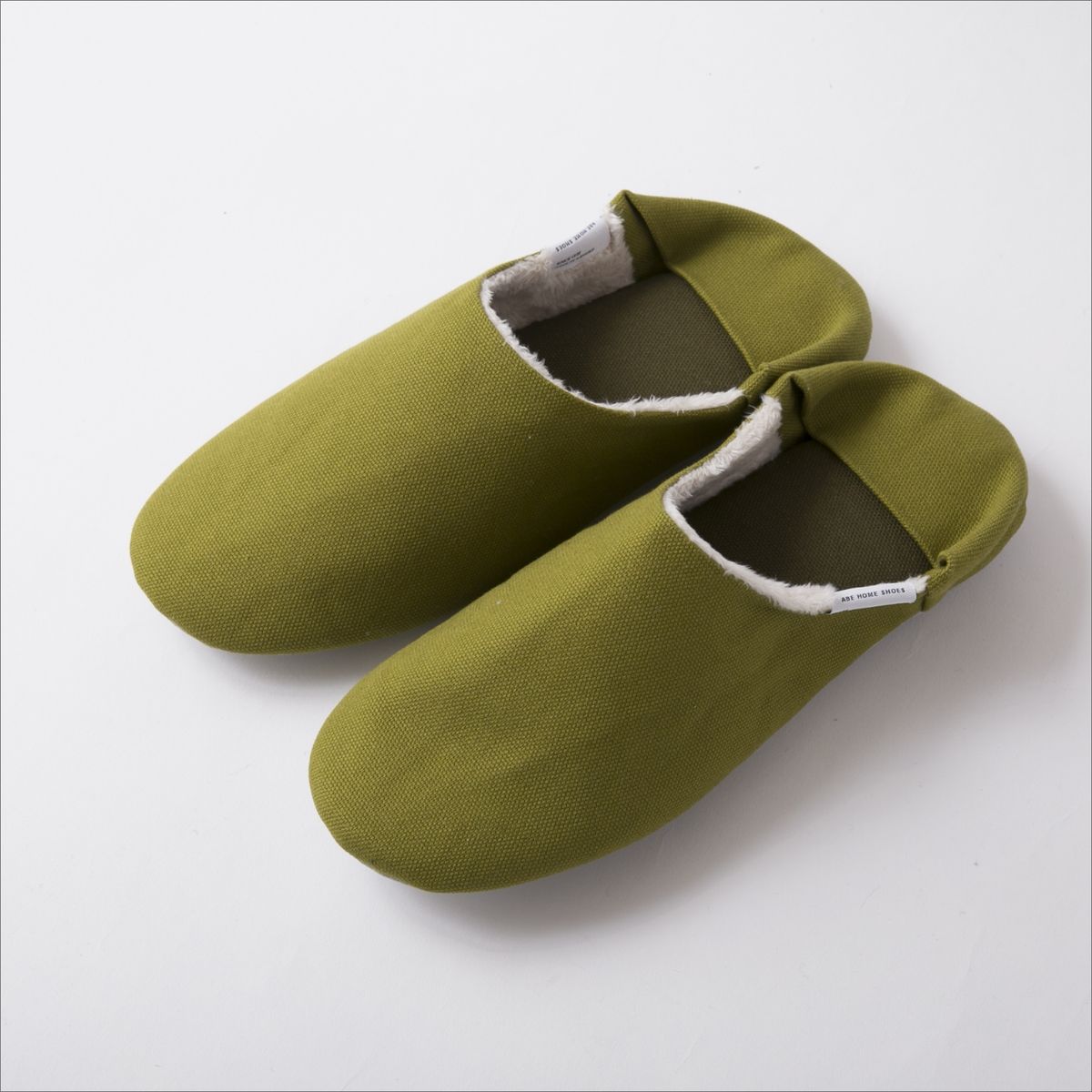 オリーブグリーン