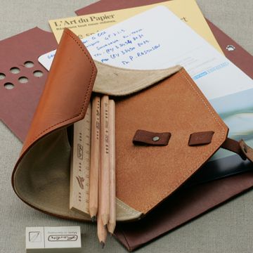 m+/ペンケース ROTOLO SUEDE -一枚革で巻くお洒落な形のペンケース