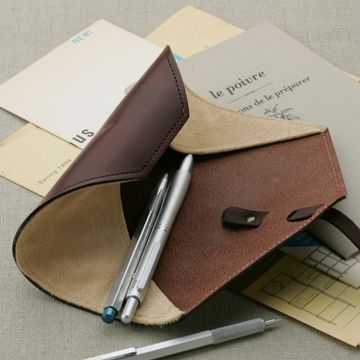 m+/ペンケース ROTOLO SUEDE -一枚革で巻くお洒落な形のペンケース