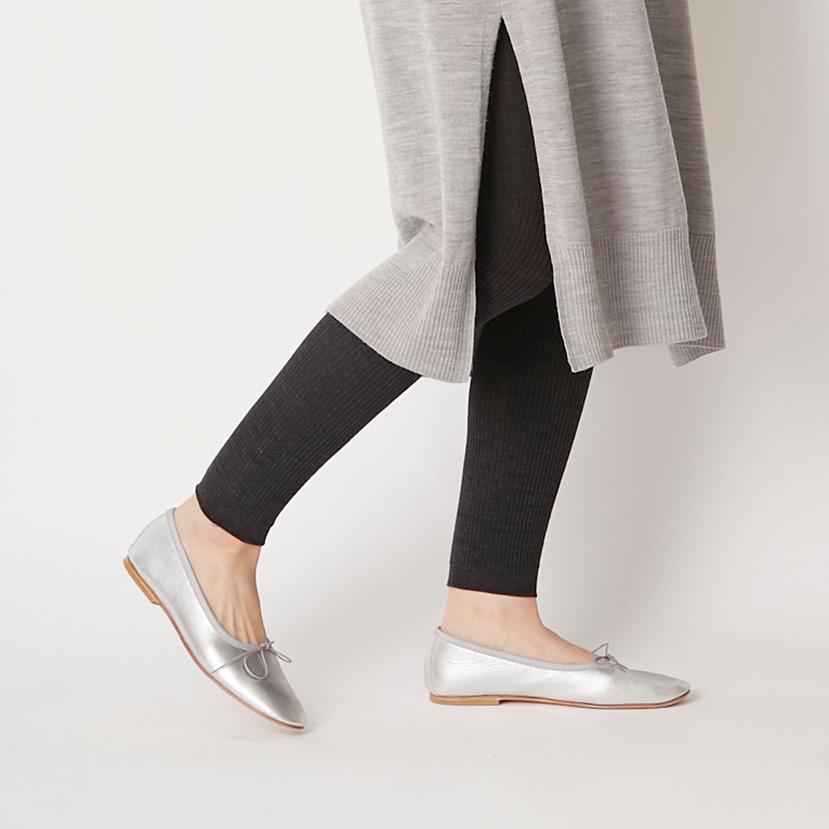 チャコールグレー