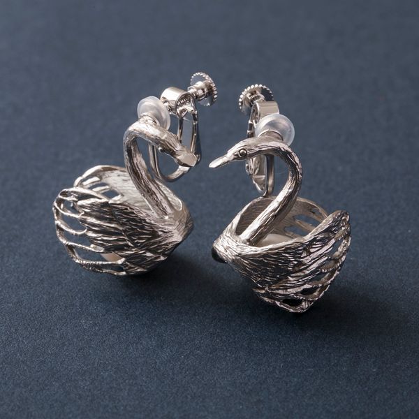 sasakihitomi/スワンのピアス/イヤリング -パールを抱いたスワン