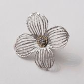 sasakihitomi/ハナミズキのブローチ