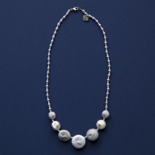 000/ぺブル・トリオ ネックレス -刺繍職人がつくりだす、繊細で美しい