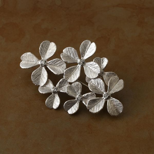 み*こ様 クローバーのブローチ sasakihitomi/クローバーのブローチ -【先行販売】襟元に華やぎを