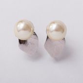 STELLA CIFFON/ハーフパールリーフモチーフ ピアス/イヤリング