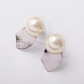 STELLA CIFFON/ハーフパールリーフモチーフ ピアス/イヤリング