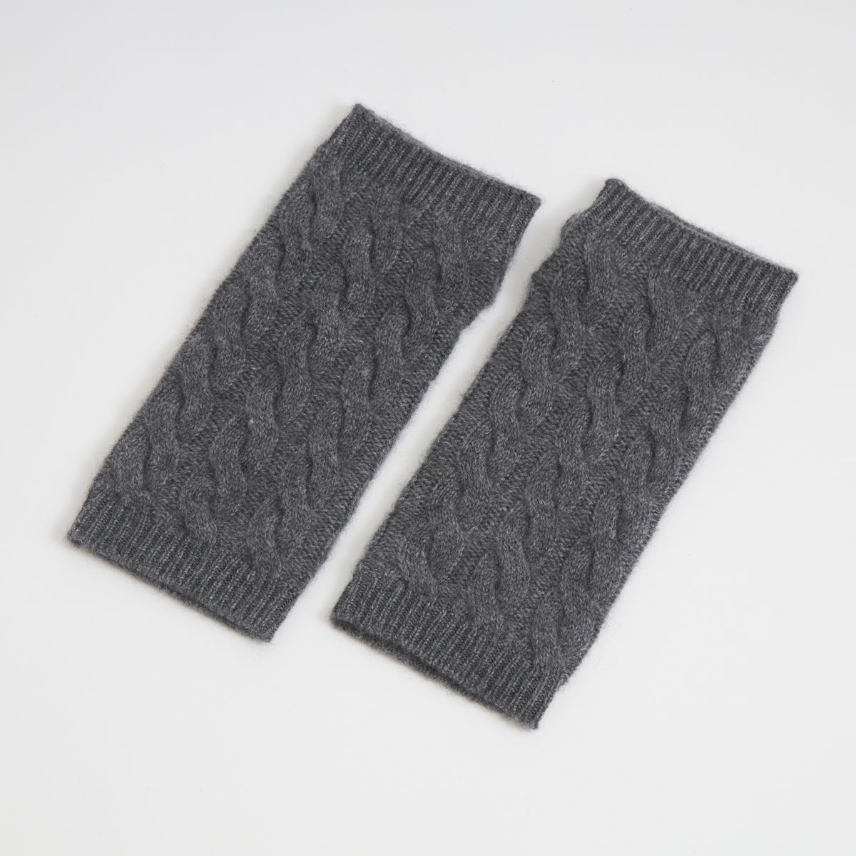 チャコールグレー